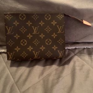 Authentic Louis Vuitton Toiletry 19